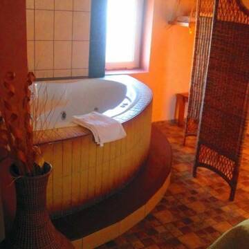 Фото номера Семейный полулюкс Отель Jakuzzi г. Вама-Веке 3